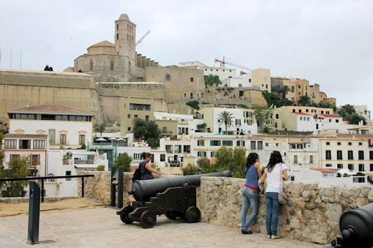 Evissa: Befestigungsanlage mit Kanonen
